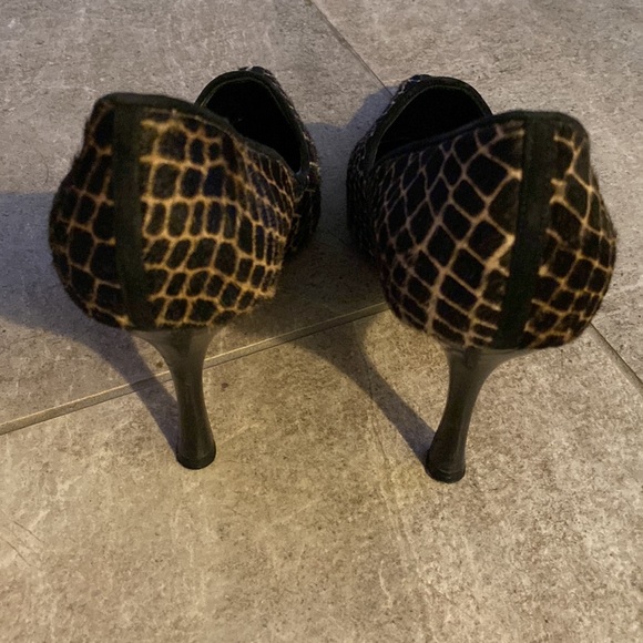 Manolo Blahnik Animal Print Black and White Pointed Toe Heels Size 7.5 (38) - Picture 3 of 6